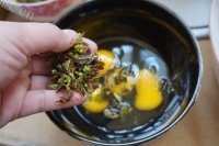 热腾腾的香椿炒鸡蛋做法图解4)