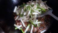 家常菜韭菜炒肉丝做法图解7)