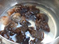 木耳炒芹菜自制做法图解1)