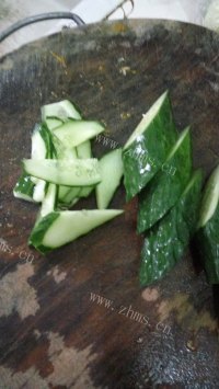喷香的黄瓜炒肉做法图解2)