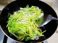 家常菜蒜苗炒肉丝做法图解7)