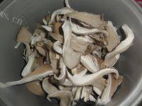 家常菜肉炒平菇做法图解2)