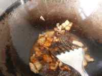 家常菜韭菜豆片炒肉做法图解5)