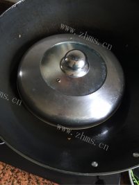 好吃的姜葱炒大闸蟹做法图解9)