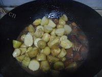 让人怀念的五花肉炖土豆做法图解11)
