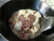美味的香肠炖豆腐做法图解5)