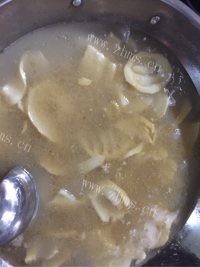 好吃的腊肉汤炖春笋做法图解5)