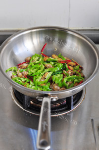 家常美食青椒炒小鲍鱼做法图解7)