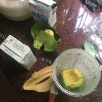 喷香的牛油果奶昔做法图解1)