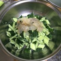 简单的海蜇拌黄瓜做法图解2)