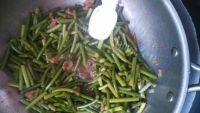 家常菜蒜薹炒肉做法图解6)
