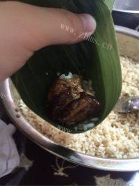 美味的鲜肉粽做法图解6)