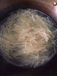 家常菜酸辣土豆丝做法图解3)