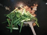 家常蒜苗回锅肉做法图解7)