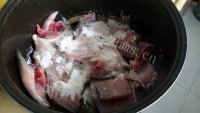 香菇炖鱼汤做法图解2)