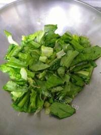 色香味浓的清炒油麦菜做法图解3)