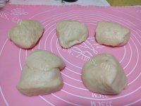 自制香肠面包卷做法图解6)