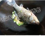美味的鲫鱼青菜汤做法图解4)