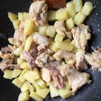 开胃的土豆咖喱鸡做法图解4)