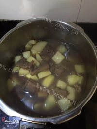 美味饿土豆牛肉盖浇饭做法图解2)