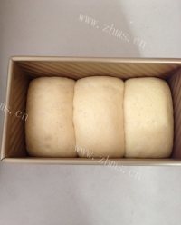 热腾腾的炼奶吐司做法图解21)