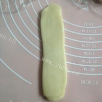 诱人的豆沙菊花酥做法图解8)