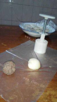 红豆馅冰皮月饼做法图解3)