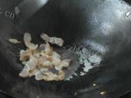 美味的金针菇鱼丸汤做法图解4)