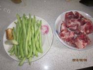 可口排骨炖豆角做法图解1)