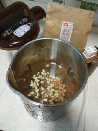 好吃的麸皮松仁花生浆做法图解3)