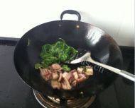 家常菜腊肉炒茄子做法图解2)