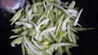 家常芹菜炒鸡蛋做法图解9)