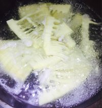 美味的火龙果皮笋丁包做法图解5)