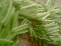 家常菜素炒芹菜做法图解2)
