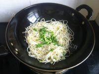 百吃不厌的素炒绿豆芽做法图解4)