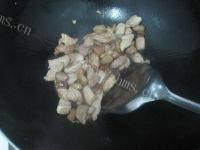 常吃不腻的蒜苗炒肉做法图解4)
