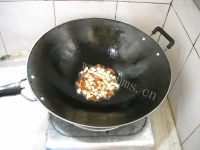下饭的熏干毛豆烩咸鱼做法图解3)