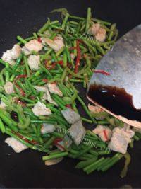 家常菜蒜苔炒肉片做法图解17)
