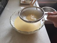色泽鲜亮的芒果千层蛋糕做法图解8)