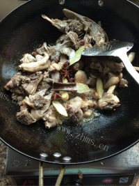 家常啤酒鸭炖冬瓜做法图解3)