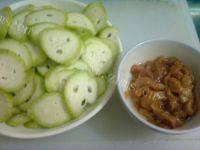 色味俱全的丝瓜肉片汤做法图解1)