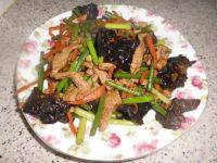 家常菜蒜薹木耳炒肉丝