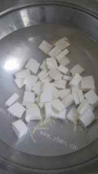 色泽不错的花蛤豆腐汤做法图解2)