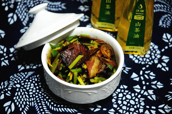 营养丰富的蒜苔炒腊肉