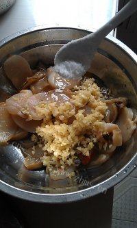 色味俱佳的蒜蓉粉丝蒸带子做法图解8)
