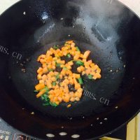 鸡丁炒米饭做法图解8)
