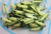 家常菜黄瓜拌香干做法图解2)