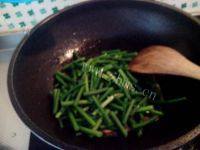 下酒菜蒜薹炒肉做法图解9)