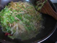家常菜洋白菜炒豆片做法图解8)