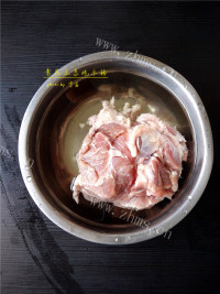 （美味牛腩）番茄土豆炖牛腩做法图解2)